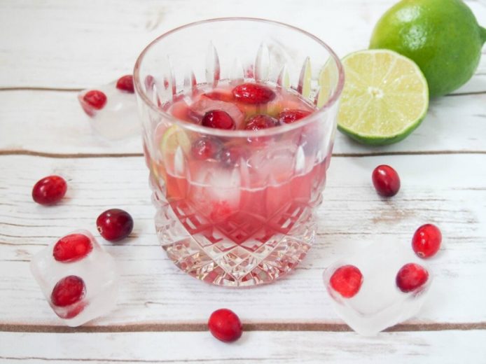 Modo de elaboración de un Cranberry Caipirinha | Recetas en la web